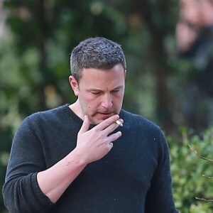 Exclusif - Ben Affleck et son ex Jennifer Garner ont organisés une fête privée pour l'anniversaire de leur fils Samuel à Santa Monica. Ben fume une cigarette et boit un coca light sur le trottoir. Le 27 février 2019  For germany call for price - Please hide children face prior publication Exclusive - Ben Affleck and Jennifer Garner throw a birthday party for their son Samuel who turns 7 years old today in Santa Monica. The party was medieval themed as some medieval actors were seen arriving while Ben smoked a cigarette. The pair also had a BBQ catering company supply the food for the party. 27th february 201927/02/2019 - Los Angeles