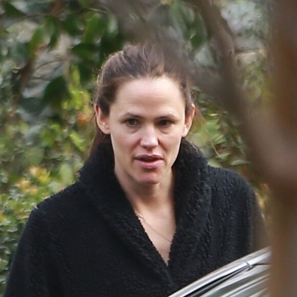 Exclusif - Ben Affleck et son ex Jennifer Garner ont organisés une fête privée pour l'anniversaire de leur fils Samuel à Santa Monica. Ben fume une cigarette et boit un coca light sur le trottoir. Le 27 février 2019  For germany call for price - Please hide children face prior publication Exclusive - Ben Affleck and Jennifer Garner throw a birthday party for their son Samuel who turns 7 years old today in Santa Monica. The party was medieval themed as some medieval actors were seen arriving while Ben smoked a cigarette. The pair also had a BBQ catering company supply the food for the party. 27th february 201927/02/2019 - Los Angeles