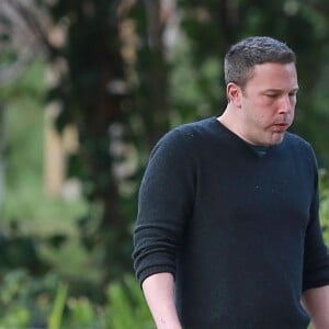 Exclusif - Ben Affleck et son ex Jennifer Garner ont organisés une fête privée pour l'anniversaire de leur fils Samuel à Santa Monica. Ben fume une cigarette et boit un coca light sur le trottoir. Le 27 février 2019  For germany call for price - Please hide children face prior publication Exclusive - Ben Affleck and Jennifer Garner throw a birthday party for their son Samuel who turns 7 years old today in Santa Monica. The party was medieval themed as some medieval actors were seen arriving while Ben smoked a cigarette. The pair also had a BBQ catering company supply the food for the party. 27th february 201927/02/2019 - Los Angeles