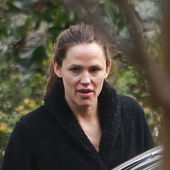 Exclusif - Ben Affleck et son ex Jennifer Garner ont organisés une fête privée pour l'anniversaire de leur fils Samuel à Santa Monica. Ben fume une cigarette et boit un coca light sur le trottoir. Le 27 février 2019  For germany call for price - Please hide children face prior publication Exclusive - Ben Affleck and Jennifer Garner throw a birthday party for their son Samuel who turns 7 years old today in Santa Monica. The party was medieval themed as some medieval actors were seen arriving while Ben smoked a cigarette. The pair also had a BBQ catering company supply the food for the party. 27th february 201927/02/2019 - Los Angeles