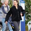 Exclusif - Jennifer Garner est allée chercher sa fille Seraphina à la sortie des classes à Los Angeles, le 27 février 2019  For germany call for price - Please hide children face prior publication Exclusive - Jennifer Garner is out in flip flops as she picks up her daughter Seraphina Affleck from school. The duo are all smiles as they head to their ride. 27th february 201927/02/2019 - Los Angeles