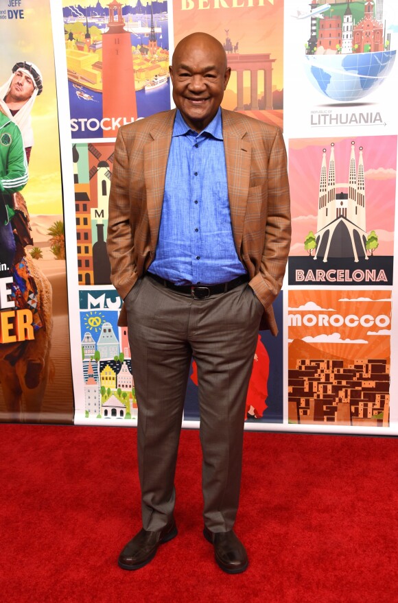 George Foreman au Photocall de l'émission "Better Late Than Never" à Los Angeles le 29 novembre 2017.