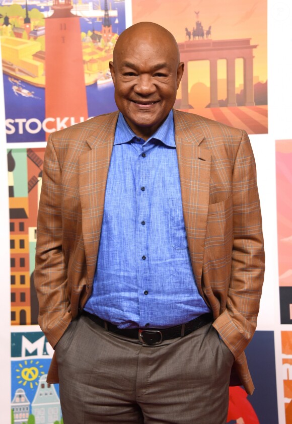 George Foreman au Photocall de l'émission "Better Late Than Never" à Los Angeles le 29 novembre 2017.