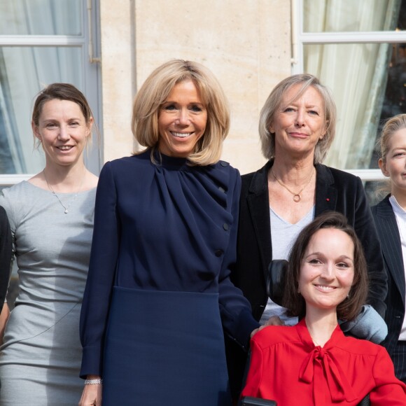 La Première Dame Brigitte Macron rencontre des femmes handicapées ou concernées par le handicap (Edith Thouelle, Aurore Selmi , Virginie Delalande, Alienor Vincotte, Laure Marsac , Sophie Cluzel (secrétaire d'État chargée des Personnes handicapées), Charlotte De Vilmorin, Marie-Amelie Le Fur, Sylvie Dugelay, Sarah Da Silva Gomes , Eugénie Touré, Stéphanie Pillonca , Liliya Reshetnyak, Delphine Ernotte, Laetitia Bernard, Raphaële Rabatel) avec son chien Némo au palais de l'Elysée à Paris, France, le 8 mars 2019. © Pierre Villard/Pool/Bestimage