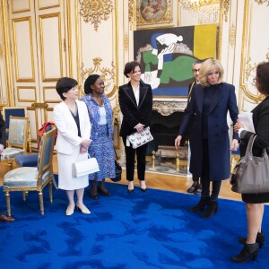 Brigitte Macron reçoit les 5 lauréates du "Prix international L'Oréal-Unesco pour les femmes et la science" au palais de l'Elysée à Paris le 11 mars 2019.