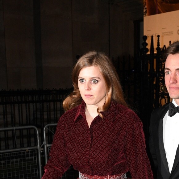 La princesse Beatrice d'York et son compagnon Edoardo Mapelli Mozzi ont pris part le 12 mars 2019 à Londres au gala de la National Portrait Gallery, sous le patronage de Kate Middleton. Il s'agissait de leur première apparition officielle en couple, six mois après le début de leur histoire d'amour.