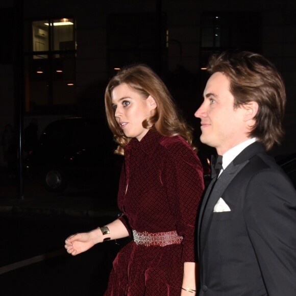La princesse Beatrice d'York et son compagnon Edoardo Mapelli Mozzi ont pris part le 12 mars 2019 à Londres au gala de la National Portrait Gallery, sous le patronage de Kate Middleton. Il s'agissait de leur première apparition officielle en couple, six mois après le début de leur histoire d'amour.