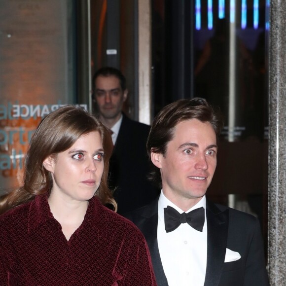 La princesse Beatrice d'York et son compagnon Edoardo Mapelli Mozzi ont pris part le 12 mars 2019 à Londres au gala de la National Portrait Gallery, sous le patronage de Kate Middleton. Il s'agissait de leur première apparition officielle en couple, six mois après le début de leur histoire d'amour.