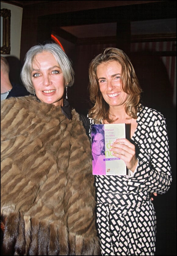  Lisa Azuelos et sa mère Marie Laforêt à Paris en octobre 2004.