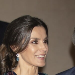 La reine Letizia d'Espagne (robe Carolina Herrera) inaugurait le 13 mars 2019 avec le prince Charles l'exposition "Sorolla: Spanish Master of Light" à la National Gallery à Londres.