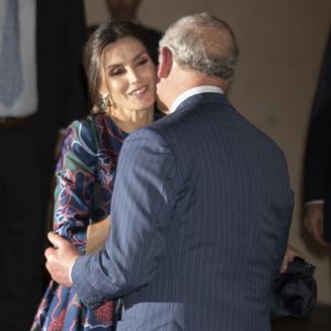 La reine Letizia d'Espagne (robe Carolina Herrera) inaugurait le 13 mars 2019 avec le prince Charles l'exposition "Sorolla: Spanish Master of Light" à la National Gallery à Londres.