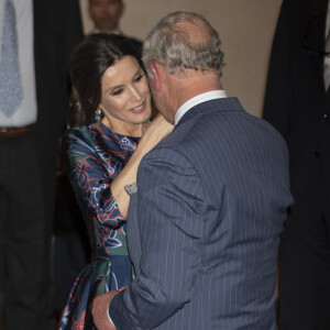 La reine Letizia d'Espagne (robe Carolina Herrera) inaugurait le 13 mars 2019 avec le prince Charles l'exposition "Sorolla: Spanish Master of Light" à la National Gallery à Londres.