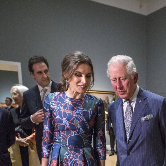 La reine Letizia d'Espagne (robe Carolina Herrera) inaugurait le 13 mars 2019 avec le prince Charles l'exposition "Sorolla: Spanish Master of Light" à la National Gallery à Londres.