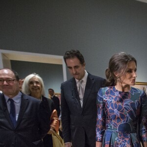 La reine Letizia d'Espagne (robe Carolina Herrera) inaugurait le 13 mars 2019 avec le prince Charles l'exposition "Sorolla: Spanish Master of Light" à la National Gallery à Londres.