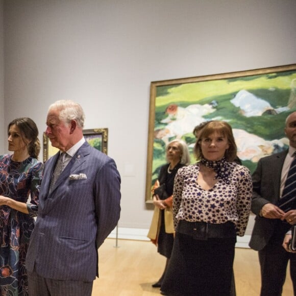 La reine Letizia d'Espagne (robe Carolina Herrera) inaugurait le 13 mars 2019 avec le prince Charles l'exposition "Sorolla: Spanish Master of Light" à la National Gallery à Londres.