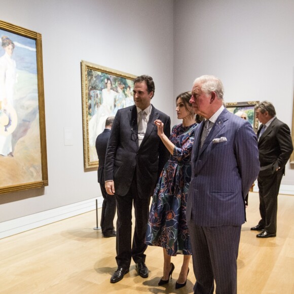 La reine Letizia d'Espagne (robe Carolina Herrera) inaugurait le 13 mars 2019 avec le prince Charles l'exposition "Sorolla: Spanish Master of Light" à la National Gallery à Londres.