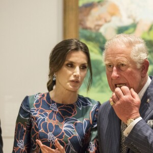 La reine Letizia d'Espagne (robe Carolina Herrera) inaugurait le 13 mars 2019 avec le prince Charles l'exposition "Sorolla: Spanish Master of Light" à la National Gallery à Londres.