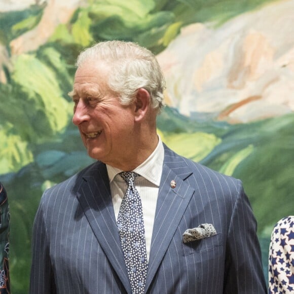 La reine Letizia d'Espagne (robe Carolina Herrera) inaugurait le 13 mars 2019 avec le prince Charles l'exposition "Sorolla: Spanish Master of Light" à la National Gallery à Londres.