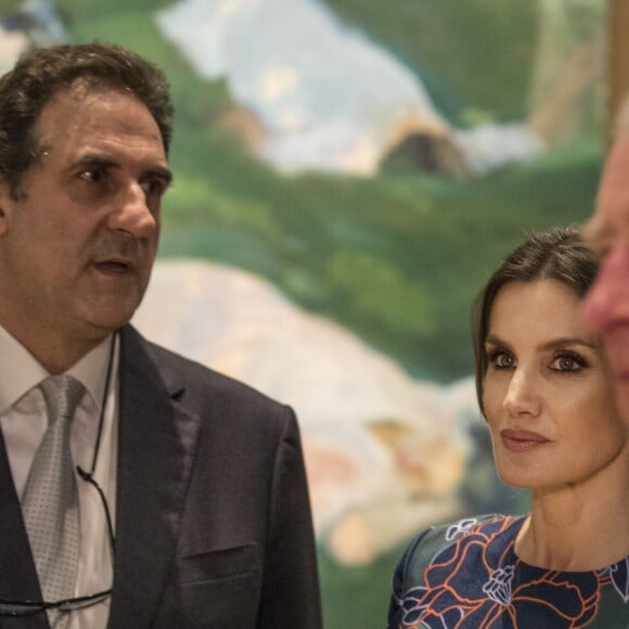 La reine Letizia d'Espagne (robe Carolina Herrera) inaugurait le 13 mars 2019 avec le prince Charles l'exposition "Sorolla: Spanish Master of Light" à la National Gallery à Londres.