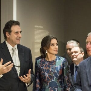 La reine Letizia d'Espagne (robe Carolina Herrera) inaugurait le 13 mars 2019 avec le prince Charles l'exposition "Sorolla: Spanish Master of Light" à la National Gallery à Londres.