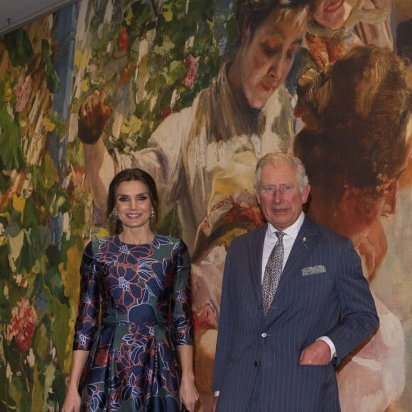 La reine Letizia d'Espagne (robe Carolina Herrera) inaugurait le 13 mars 2019 avec le prince Charles l'exposition "Sorolla: Spanish Master of Light" à la National Gallery à Londres.