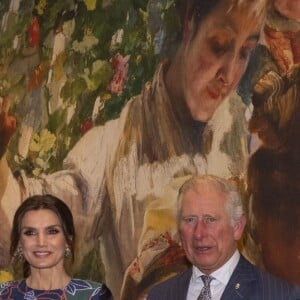 La reine Letizia d'Espagne (robe Carolina Herrera) inaugurait le 13 mars 2019 avec le prince Charles l'exposition "Sorolla: Spanish Master of Light" à la National Gallery à Londres.