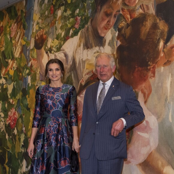La reine Letizia d'Espagne (robe Carolina Herrera) inaugurait le 13 mars 2019 avec le prince Charles l'exposition "Sorolla: Spanish Master of Light" à la National Gallery à Londres.