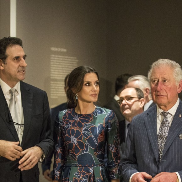 La reine Letizia d'Espagne (robe Carolina Herrera) inaugurait le 13 mars 2019 avec le prince Charles l'exposition "Sorolla: Spanish Master of Light" à la National Gallery à Londres.