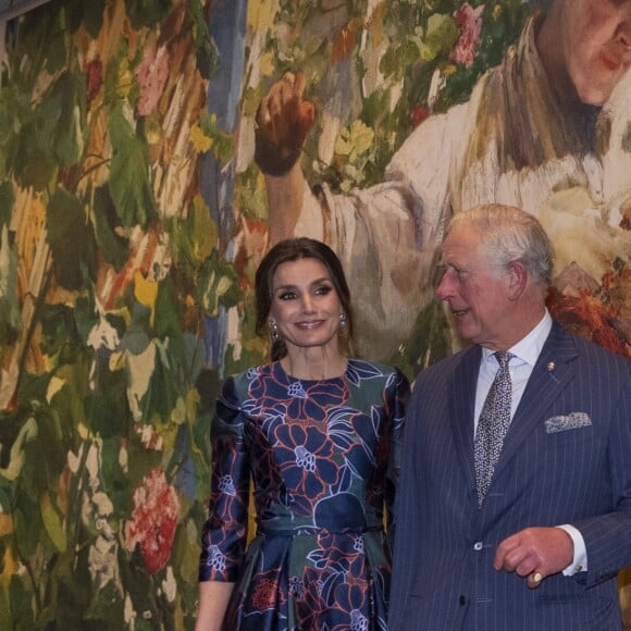 La reine Letizia d'Espagne (robe Carolina Herrera) inaugurait le 13 mars 2019 avec le prince Charles l'exposition "Sorolla: Spanish Master of Light" à la National Gallery à Londres.