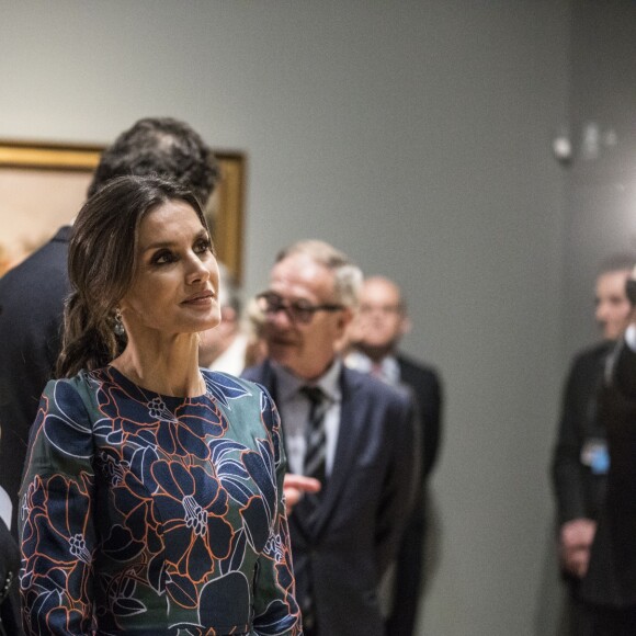 La reine Letizia d'Espagne (robe Carolina Herrera) inaugurait le 13 mars 2019 avec le prince Charles l'exposition "Sorolla: Spanish Master of Light" à la National Gallery à Londres.