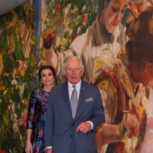 La reine Letizia d'Espagne (robe Carolina Herrera) inaugurait le 13 mars 2019 avec le prince Charles l'exposition "Sorolla: Spanish Master of Light" à la National Gallery à Londres.