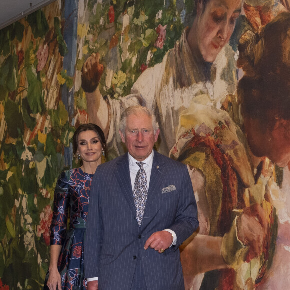 La reine Letizia d'Espagne (robe Carolina Herrera) inaugurait le 13 mars 2019 avec le prince Charles l'exposition "Sorolla: Spanish Master of Light" à la National Gallery à Londres.