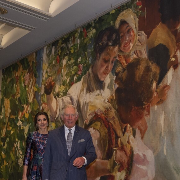 La reine Letizia d'Espagne (robe Carolina Herrera) inaugurait le 13 mars 2019 avec le prince Charles l'exposition "Sorolla: Spanish Master of Light" à la National Gallery à Londres.