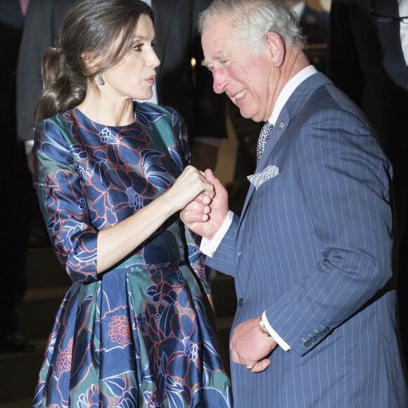 La reine Letizia d'Espagne (robe Carolina Herrera) inaugurait le 13 mars 2019 avec le prince Charles l'exposition "Sorolla: Spanish Master of Light" à la National Gallery à Londres.