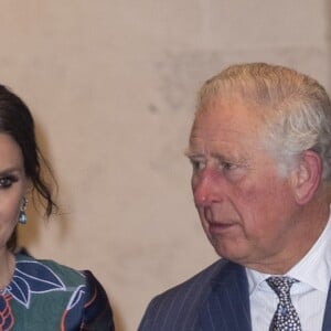 La reine Letizia d'Espagne (robe Carolina Herrera) inaugurait le 13 mars 2019 avec le prince Charles l'exposition "Sorolla: Spanish Master of Light" à la National Gallery à Londres.