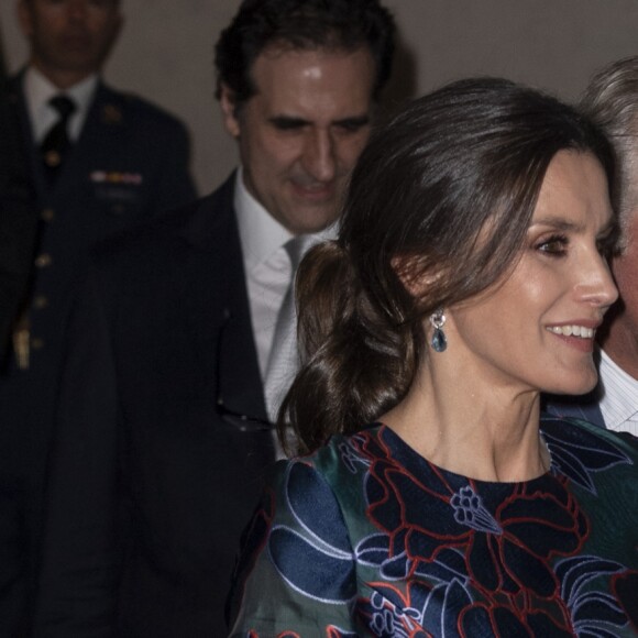 La reine Letizia d'Espagne (robe Carolina Herrera) inaugurait le 13 mars 2019 avec le prince Charles l'exposition "Sorolla: Spanish Master of Light" à la National Gallery à Londres.