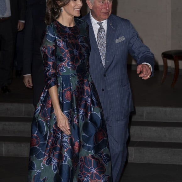 La reine Letizia d'Espagne (robe Carolina Herrera) inaugurait le 13 mars 2019 avec le prince Charles l'exposition "Sorolla: Spanish Master of Light" à la National Gallery à Londres.