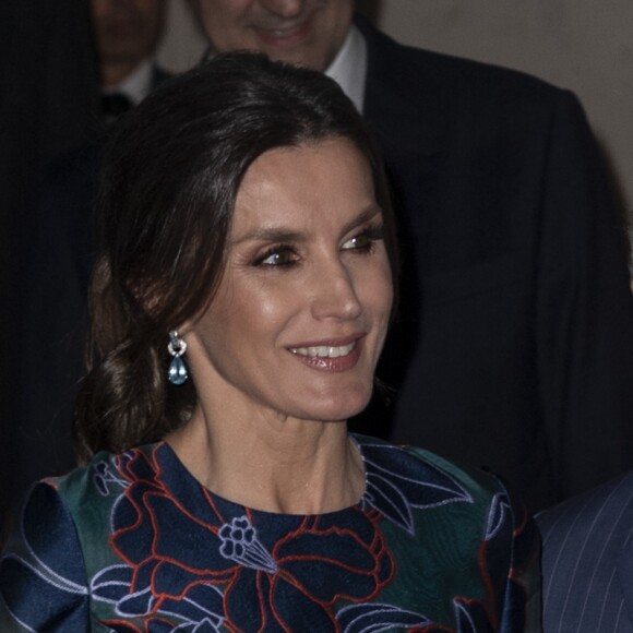 La reine Letizia d'Espagne (robe Carolina Herrera) inaugurait le 13 mars 2019 avec le prince Charles l'exposition "Sorolla: Spanish Master of Light" à la National Gallery à Londres.