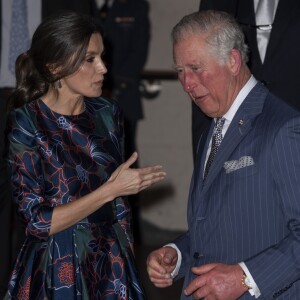 La reine Letizia d'Espagne (robe Carolina Herrera) inaugurait le 13 mars 2019 avec le prince Charles l'exposition "Sorolla: Spanish Master of Light" à la National Gallery à Londres.