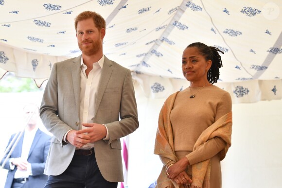 Doria Ragland, la mère de Meghan Markle, le prince Harry, duc de Sussex - Meghan Markle reçoit les femmes qui apparaissent dans le livre de recettes "Together, our community cookbook" au palais Kensington à Londres le 20 septembre 2018.