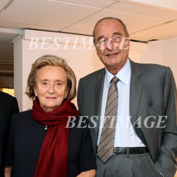 Exclusif - Prix Special - no web - Accord préalable du photographe - Rendez-vous avec Jacques Chirac en famille au Pavillon Gabriel - --EXCLUSIF-- MICHEL DRUCKER, BERNADETTE & JACQUES CHIRAC - L'EX PRESIDENT JACQUES CHIRAC ETE RECU EN EXCLUSIVITE PAR MICHEL DRUCKER SUR LE PLATEAU DE ' VIVEMENT DIMANCHE ' A L'OCCASION DE LA SORTIE DE SON MEMOIRE ', A CETTE OCCASION MICHEL DRUCKER LUI A FAIT LA SURPRISE DE LUI SOUHAITER SON 77 EME ANNIVERSAIRE EN LUI OFFRANT UN PETIT BICHON AVEC LA COMPLICITE DE BERNADETTE CHIRAC. - PARIS LE 11 NOVEMBRE 2009 © Guillaume Gaffiot / Bestimage  Exclusive - no web - Photographer approval required - For Germany call for price Shooting photo with Jacques Chirac and family Paris 11/11/200925/11/2009 - Paris