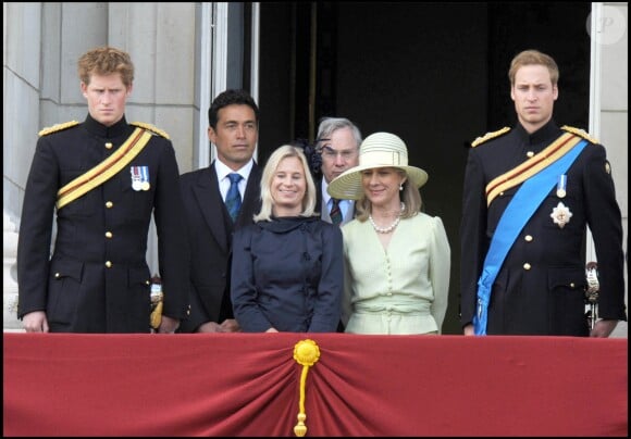 Les princes William et Harry, Lady Davina et son mari Gary Lewis, le duc et la duchesse de Gloucester au balcon de Buckingham en 2008.