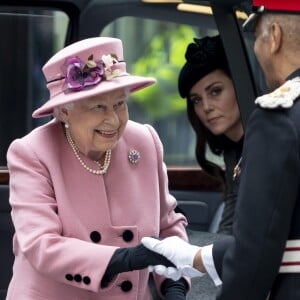 La reine Elisabeth II d'Angleterre, accompagnée par Catherine Kate Middleton, duchesse de Cambridge, à son arrivée à la "Bush House" à Londres le 19 mars 2019.