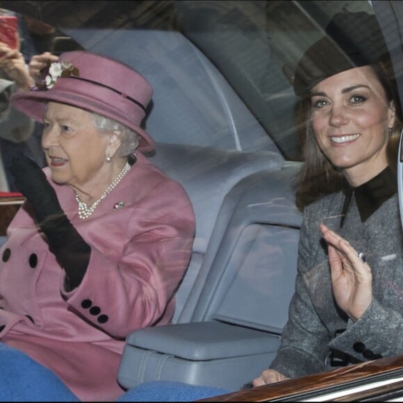 La reine Elisabeth II d'Angleterre, accompagnée par Catherine Kate Middleton, duchesse de Cambridge, à son arrivée à la "Bush House" à Londres le 19 mars 2019.