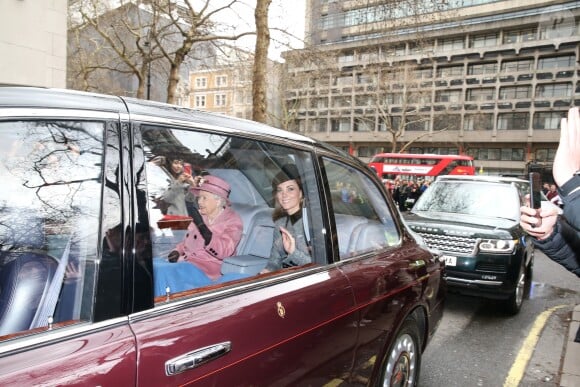 La reine Elisabeth II d'Angleterre, accompagnée par Catherine Kate Middleton, duchesse de Cambridge, à son arrivée à la "Bush House" à Londres le 19 mars 2019.