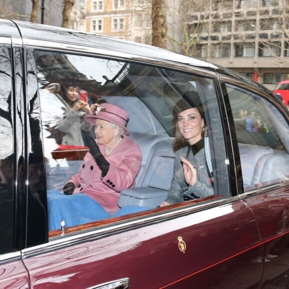 La reine Elisabeth II d'Angleterre, accompagnée par Catherine Kate Middleton, duchesse de Cambridge, à son arrivée à la "Bush House" à Londres le 19 mars 2019.