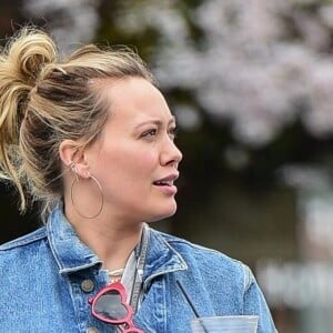 Hilary Duff fait du shopping avec sa soeur Haylie et des amis à Los Angeles, le 20 mars 2019.