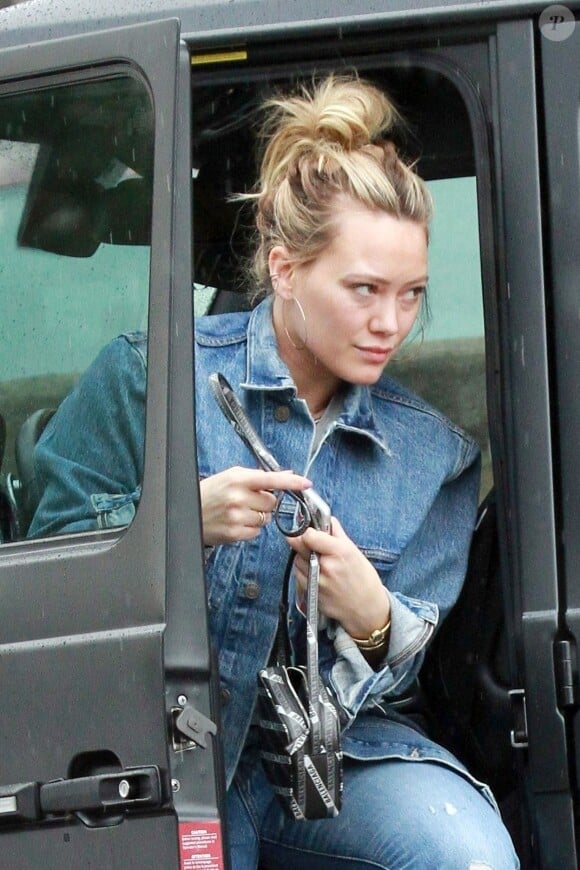 Hilary Duff fait du shopping avec sa soeur Haylie et des amis à Los Angeles, le 20 mars 2019.