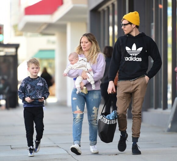 Exclusif - Hilary Duff avec son fils Luca, son compagnon Matthew Koma et leur fille Banks font du shopping à Studio City le 16 février 2019