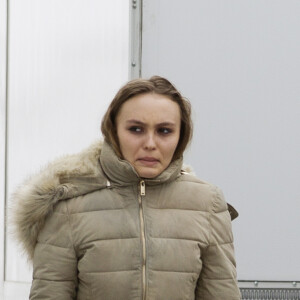 Exclusif - Lily Rose Depp est sur le tournage de 'Dreamland' à Montréal, Canada. Le personnage de Lily semble être menotté et a été traîné hors d'une voiture par le personnage d'Armie Hammer. Montréal, le 14 mars 2019.